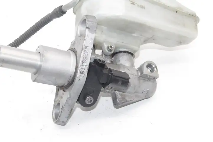 Volkswagen Scirocco (2008 - 2014) 1K0945459A Главный тормозной цилиндр — фото 5