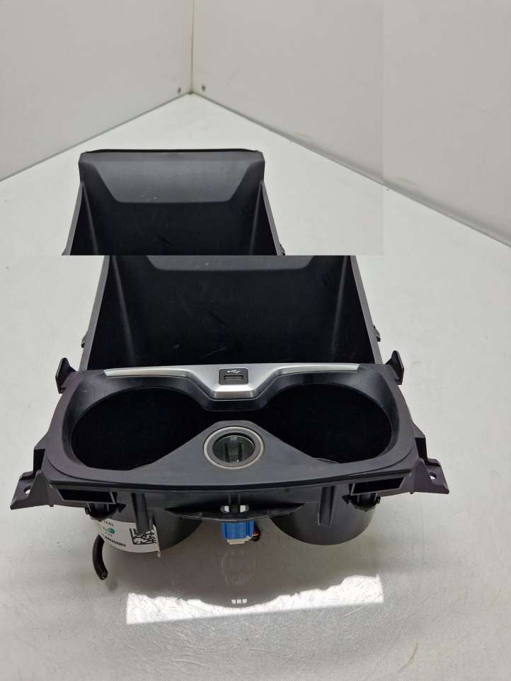 BMW 1 F40 (2019 - )  6823329 Держатель чашки