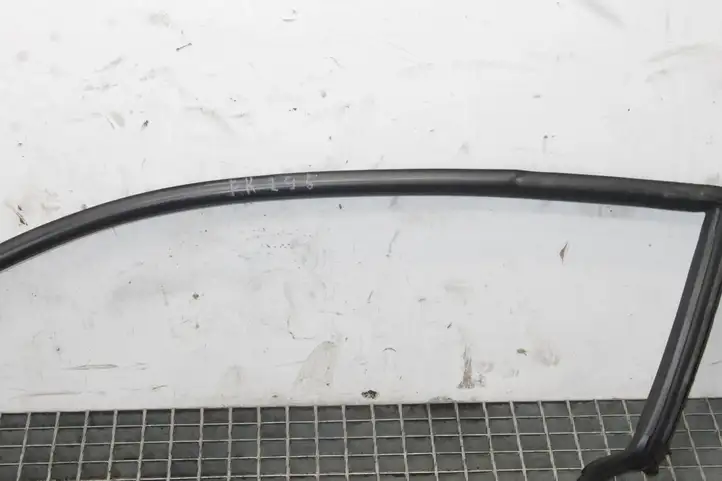 Volkswagen Scirocco (2008 - 2014) 1K8867337 Накладка стекла передней двери — фото 4