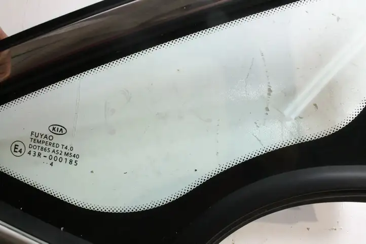 Kia Ceed (2012 - 2015) Треугольное стекло кузова — фото 3