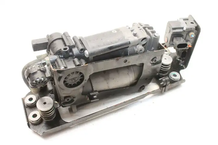 BMW 5 F10 F11 (2009 - 2016) 6794465 Компрессор пневмоподвески — фото 1