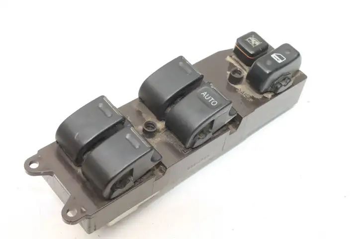 Toyota Land Cruiser (HDJ90) (1996 - 2002) Кнопка фаркопа в багажнике — фото 1