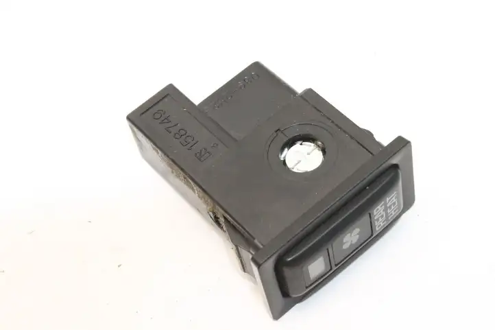 Toyota Land Cruiser (HDJ90) (1996 - 2002) 158749 Кнопка фаркопа в багажнике — фото 3