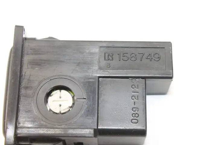 Toyota Land Cruiser (HDJ90) (1996 - 2002) 158749 Кнопка фаркопа в багажнике — фото 5
