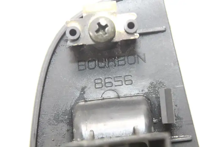 Toyota Avensis T250 (2006 - 2009) 7423205160 Кнопка фаркопа в багажнике — фото 3