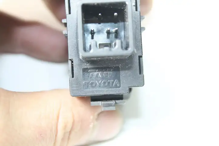 Toyota Corolla Verso E121 (2004 - 2007) 848100F01 Кнопка фаркопа в багажнике — фото 2