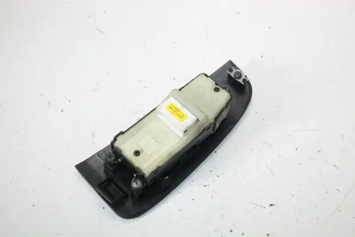 Toyota Avensis T250 (2006 - 2009) 54356025A Кнопка фаркопа в багажнике — фото 3