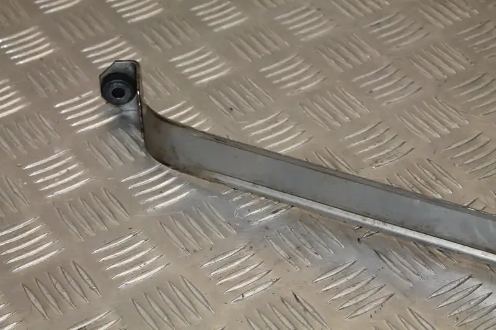 BMW 5 E60 E61 (2004 - 2010) 6760768 Кронштейн топливного бака — фото 2