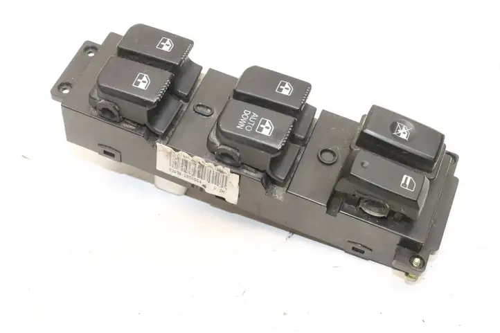 Hyundai Santa Fe (2005 - 2009) 935702B500 Кнопка фаркопа в багажнике — фото 2