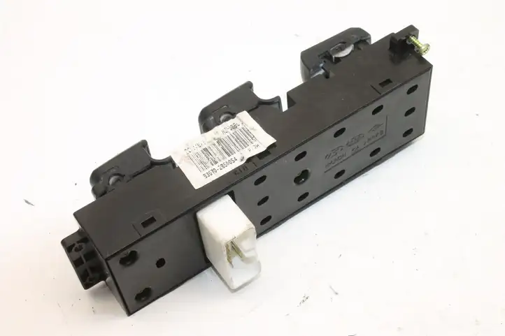 Hyundai Santa Fe (2005 - 2009) 935702B500 Кнопка фаркопа в багажнике — фото 3