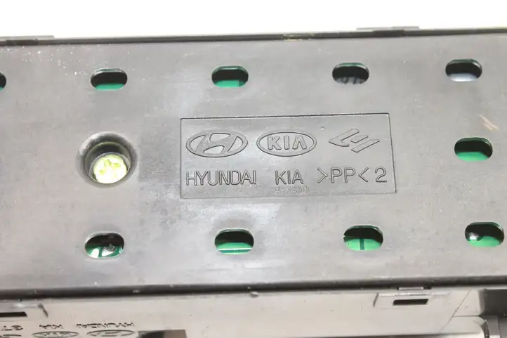 Hyundai Santa Fe (2005 - 2009) 935702B500 Кнопка фаркопа в багажнике — фото 5