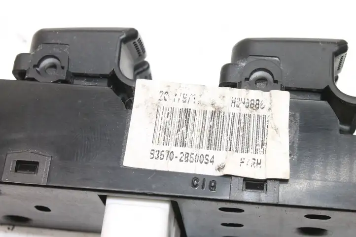 Hyundai Santa Fe (2005 - 2009) 935702B500 Кнопка фаркопа в багажнике — фото 7