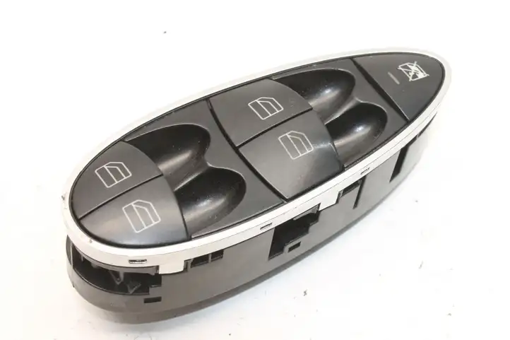 Mercedes-Benz CLS C219 (2003 - 2011) A2118213679 Кнопка фаркопа в багажнике — фото 1
