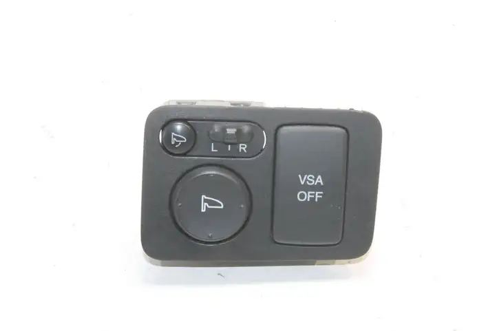 Honda CR-V (2009 - 2012) M24985 Кнопка фаркопа в багажнике — фото 1