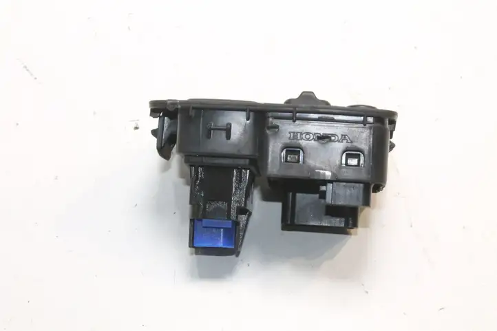 Honda CR-V (2009 - 2012) M24985 Кнопка фаркопа в багажнике — фото 2