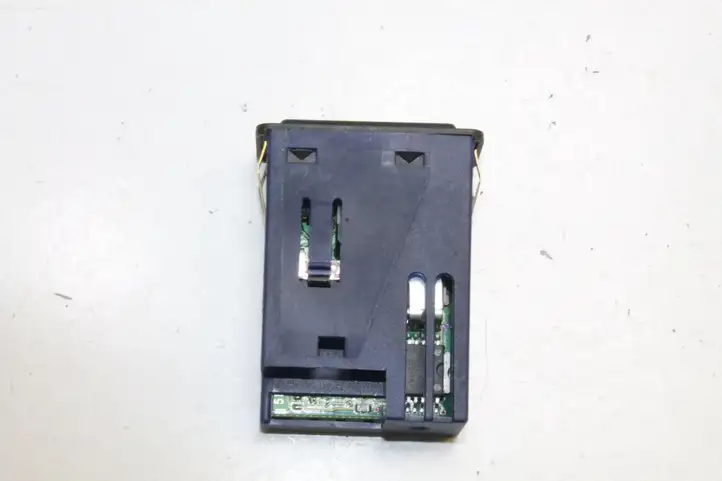 Land Rover Range Rover L322 (2002 - 2005) 6902211 Кнопка фаркопа в багажнике — фото 2