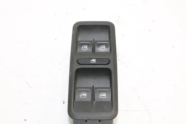 Skoda Yeti (5L) (2013 - 2018) 5L0867171 Кнопка фаркопа в багажнике — фото 1