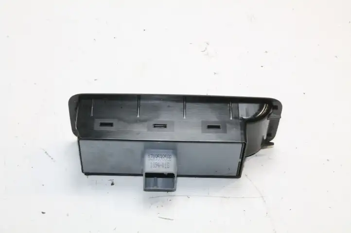 Skoda Yeti (5L) (2013 - 2018) 5L0867171 Кнопка фаркопа в багажнике — фото 2