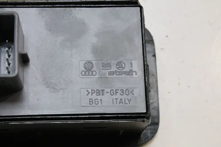 Skoda Yeti (5L) (2013 - 2018) 5L0867171 Кнопка фаркопа в багажнике — фото 3