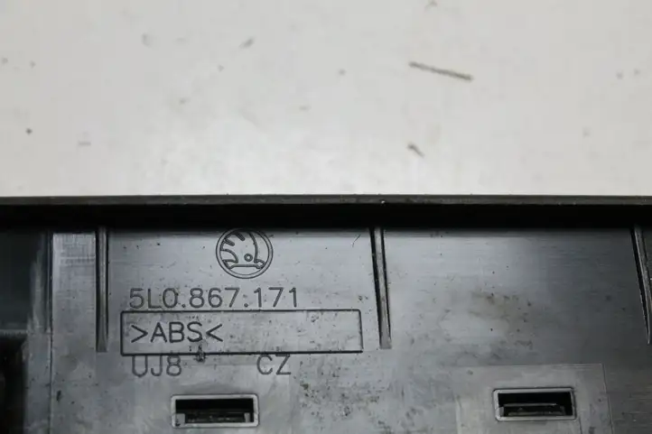 Skoda Yeti (5L) (2013 - 2018) 5L0867171 Кнопка фаркопа в багажнике — фото 4