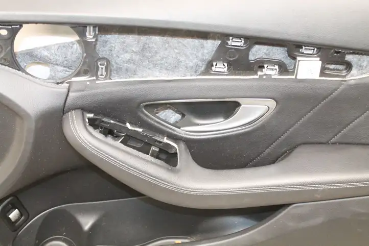 Mercedes-Benz C W205 (2014 - 2021) 31739790 Обшивка передней двери — фото 7
