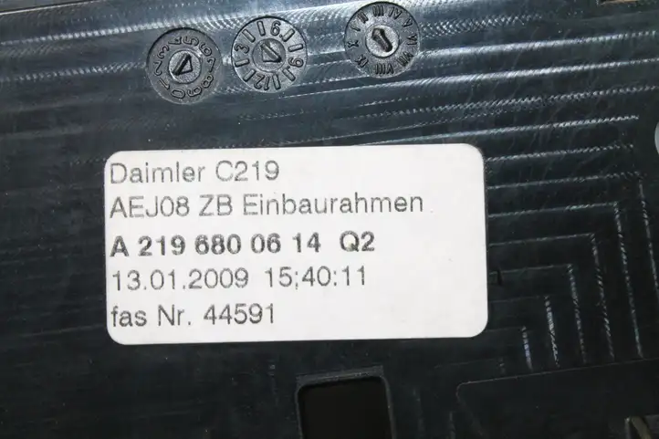 Mercedes-Benz CLS C219 (2003 - 2011) A2196800614 Прочие детали салона — фото 3