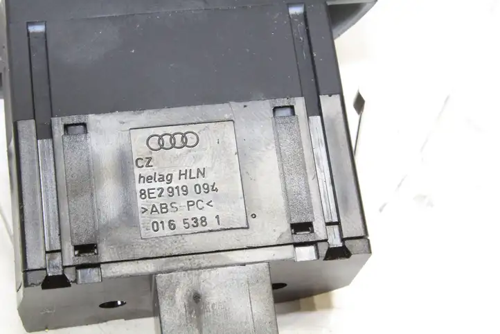 Audi A4 S4 B7 8E 8H (2004 - 2009) 8E2919094 Кнопка фаркопа в багажнике — фото 4