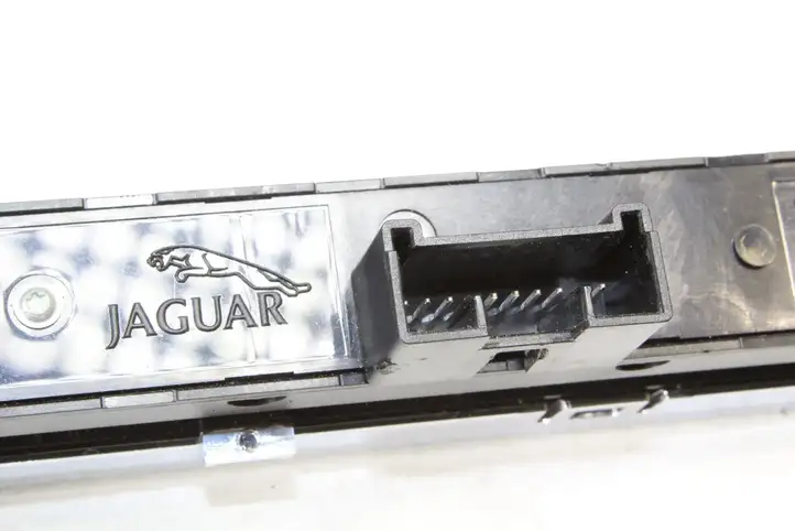 Jaguar XF X250 (2007 - 2015) 8X2311B650AB Кнопка фаркопа в багажнике — фото 3
