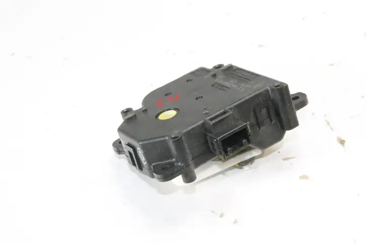 Toyota Prius (XW30) (2009 - 2015) 0638000181 Двигатель задвижки потока воздуха — фото 1