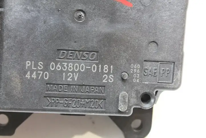 Toyota Prius (XW30) (2009 - 2015) 0638000181 Двигатель задвижки потока воздуха — фото 5