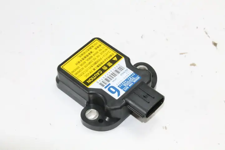 Toyota Prius (XW30) (2009 - 2015) 8918348030 Датчик ускорения — фото 1