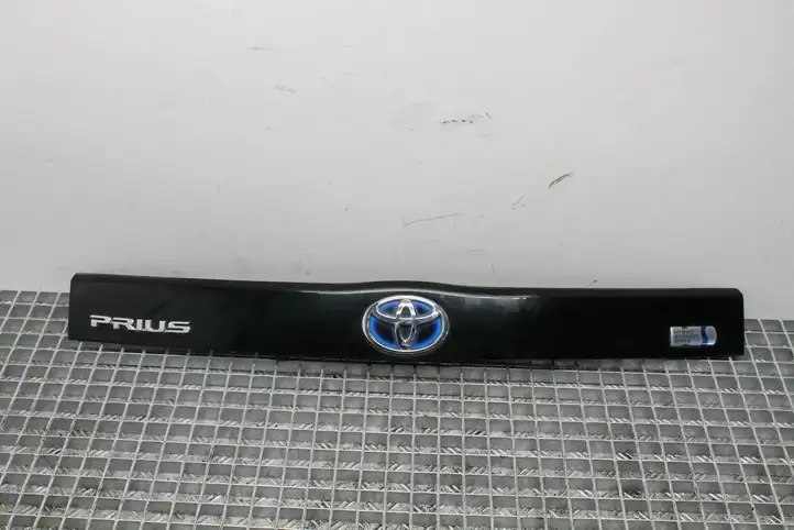 Toyota Prius (XW30) (2009 - 2015) 7680147070 Отделка лючка топливного бака — фото 1