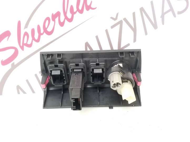 Toyota RAV 4 (XA30) (2006 - 2016)  5544942010 Прикуриватель