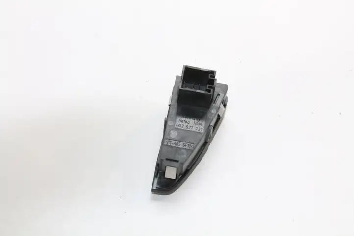 Audi A7 S7 4G (2010 - 2014) 4G2927227 Кнопка фаркопа в багажнике — фото 4