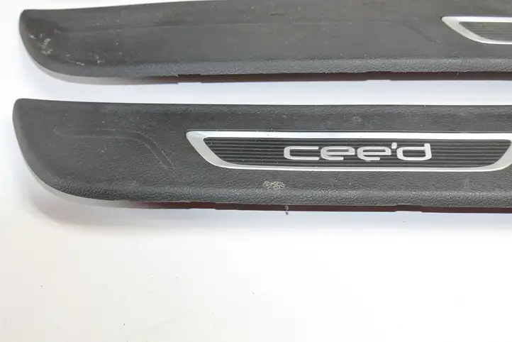 Kia Ceed (2012 - 2015) 85882A2051 Внутренняя обшивка порога (комплект) — фото 5