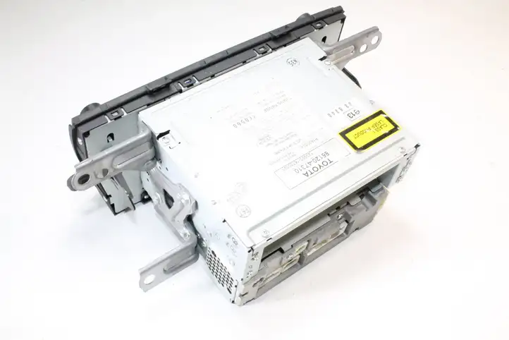 Toyota Prius (XW30) (2009 - 2015) 8612047310 Магнитола / мультимедийная система — фото 4