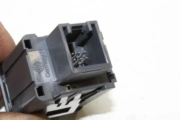 Volkswagen PASSAT CC (2008 - 2012) 3C8941333 Кнопка фаркопа в багажнике — фото 3