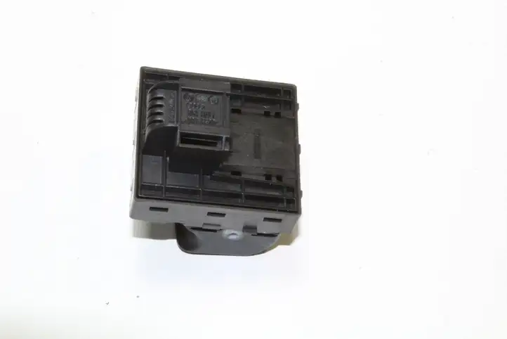 Audi A5 8T 8F (2007 - 2011) 8K09598510 Кнопка фаркопа в багажнике — фото 2
