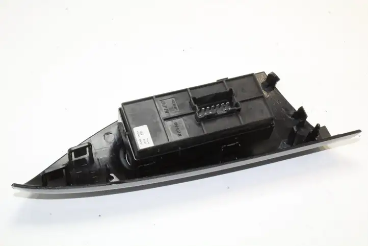 Nissan Juke I F15 (2010 - 2018) 254111KA5A Кнопка фаркопа в багажнике — фото 2