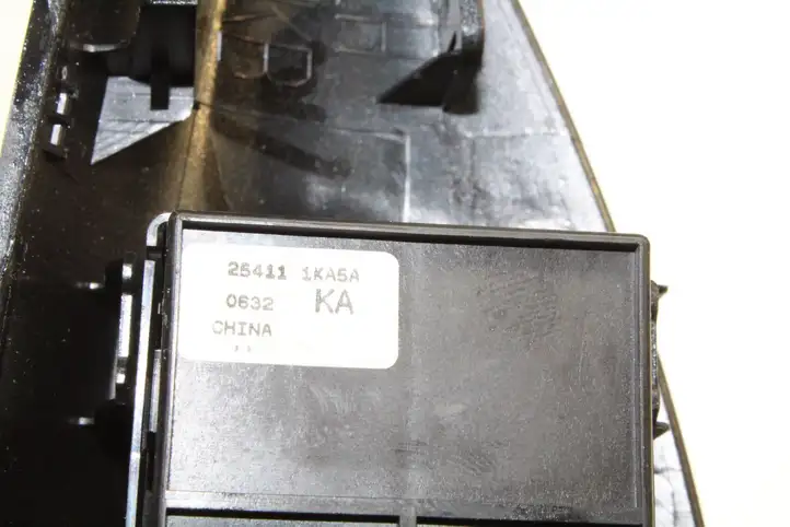 Nissan Juke I F15 (2010 - 2018) 254111KA5A Кнопка фаркопа в багажнике — фото 3