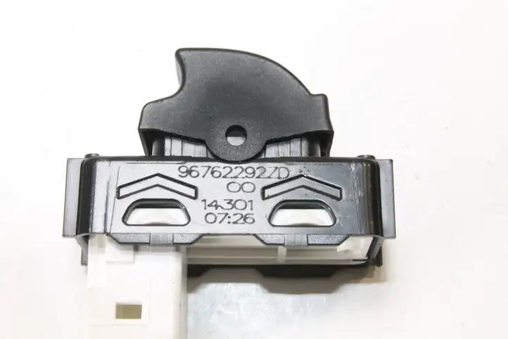 Citroen C4 Grand Picasso (2013 - 2016) 96762292ZD Кнопка фаркопа в багажнике — фото 3