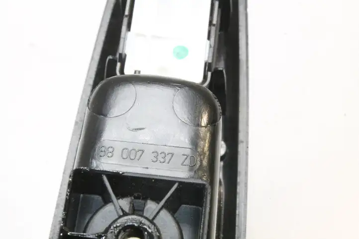 Citroen C4 Grand Picasso (2013 - 2016) 98007337ZD Кнопка фаркопа в багажнике — фото 3