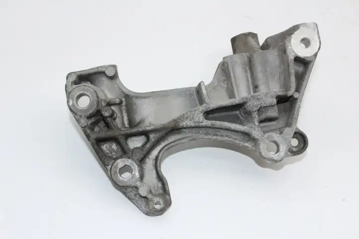 Nissan Juke I F15 (2010 - 2018) 117104394R Кронштейн генератора — фото 1