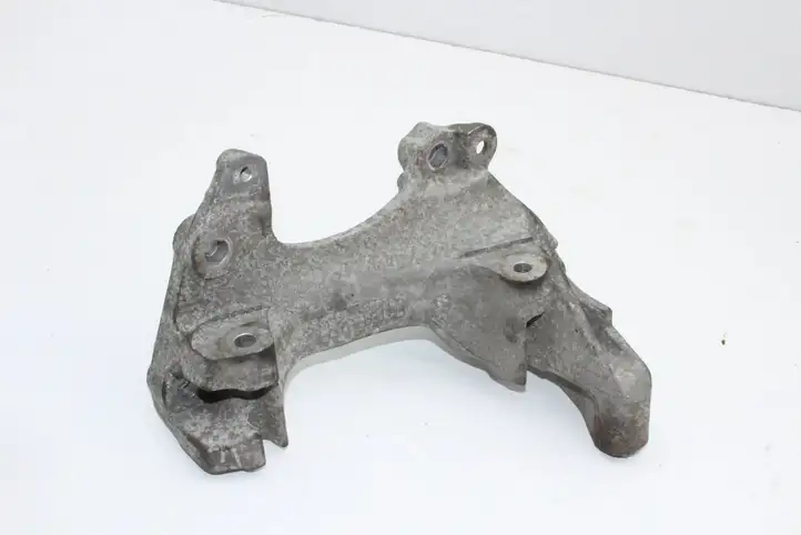 Nissan Juke I F15 (2010 - 2018) 117104394R Кронштейн генератора — фото 2