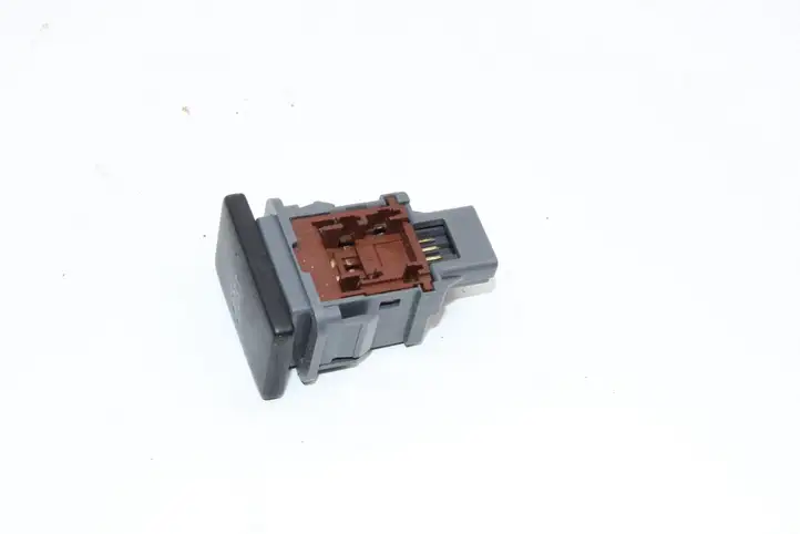 Toyota Avensis T270 (2009 - 2012) 15A998 Кнопка фаркопа в багажнике — фото 2
