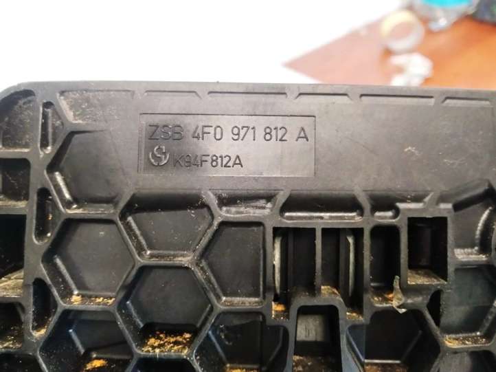 Audi A6 (2004 - 2008)  4F0971812A Крышка ящика предохранителей