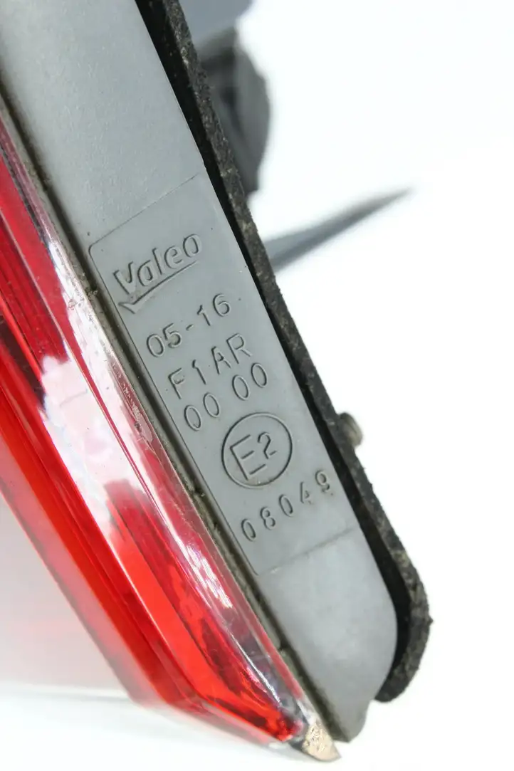Toyota Avensis T270 (2009 - 2012) Задний фонарь в крышке багажника — фото 7