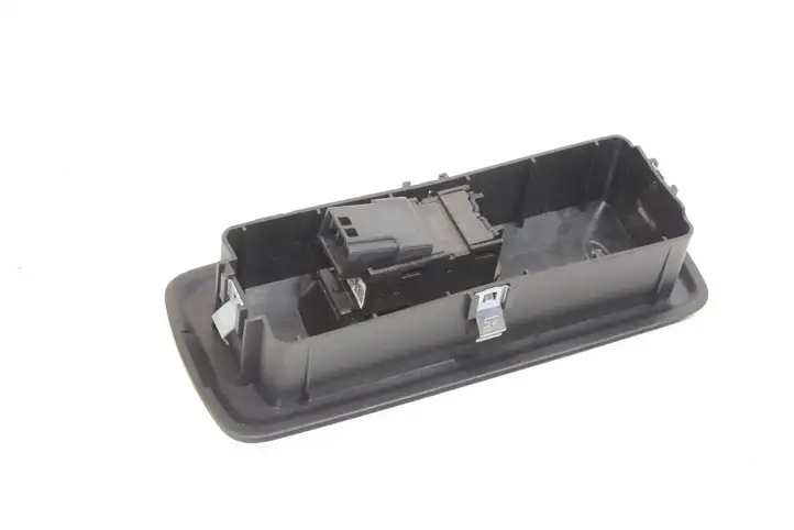 Land Rover Discovery 4 - LR4 (2009 - 2013) AH2214717AB Кнопка фаркопа в багажнике — фото 2