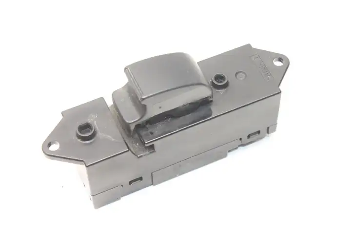 Mitsubishi Pajero (2006 - 2011) 8608A142 Кнопка фаркопа в багажнике — фото 1