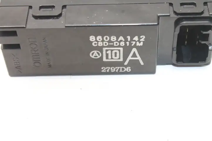 Mitsubishi Pajero (2006 - 2011) 8608A142 Кнопка фаркопа в багажнике — фото 6